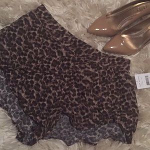 Free People size medium leopard print short
